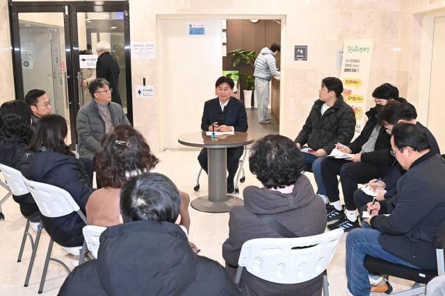 조용익 부천시장이 1일 7호선 신중동역 GTX-B 환기구 공사 예정 현장에서 시민을 만나 고충을 듣고 해결 방안에 대해 고민하는 자리를 가졌다 사진부천시