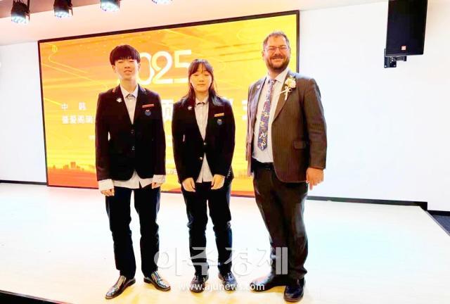 장학금을 수상한 학생들과 함께 오른쪽부터 Doug 교장 리즈멍 학생 이주훈 학생사진옌타이요화국제학교