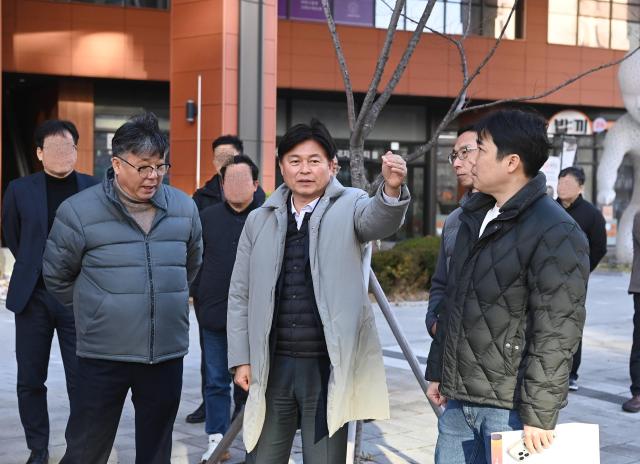 조용익 부천시장이 1일 7호선 신중동역 GTX-B 환기구 공사 예정 현장을 둘러보고 있다 사진부천시