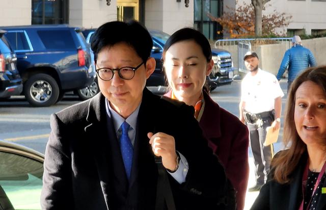 박윤주 외교부 1차관왼쪽이 1일현지시간 크리스토퍼 랜도 국무부 부장관과의 회담을 위해 워싱턴DC의 국무부 청사에 들어가고 있다 사진연합뉴스