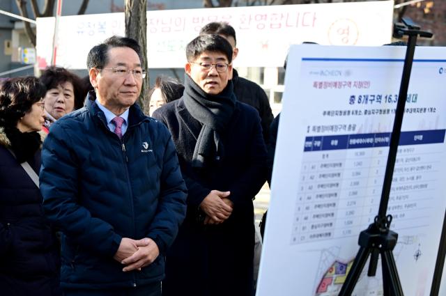 유정복 인천광역시장이 2일 부평구 삼산월드컨벤션에서 열린 노후계획도시정비 기본계획 주민 설명회에 앞서 갈산타운아파트를 찾아 현장을 점검 하고 있다 사진인천시