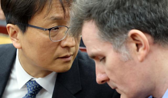 대화 나누는 쿠팡 대표이사와 정보 보호 책임자
    서울연합뉴스 이동해 기자  박대준 쿠팡 대표이사와 브랫 매티스 쿠팡 최고 정보 보호 책임자CISO가 2일 서울 여의도 국회에서 열린 과학기술정보방송통신위원회의 쿠팡 개인정보 유출 사고 관련 현안질의에 출석해 대화를 나누고 있다 2025122
    eastseaynacokr2025-12-02 115105
저작권자 ⓒ ㈜연합뉴스 무단 전재 재배포 금지 AI 학습 및 활용 금지저작권자 ⓒ ㈜연합뉴스 무단 전재 재배포 금지 AI 학습 및 활용 금지