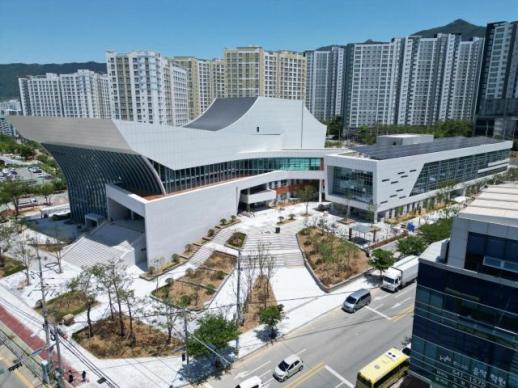 600억 투입한 진해아트홀 부실 설계 의혹...20년 전 공연장보다 못하다