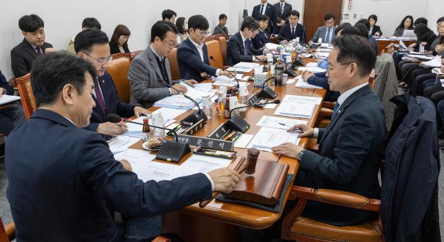 문진석 국회 운영위 운영개선소위 위원장이 1일 국회에서 열린 3차 회의를 개회하고 있다사진연합뉴스