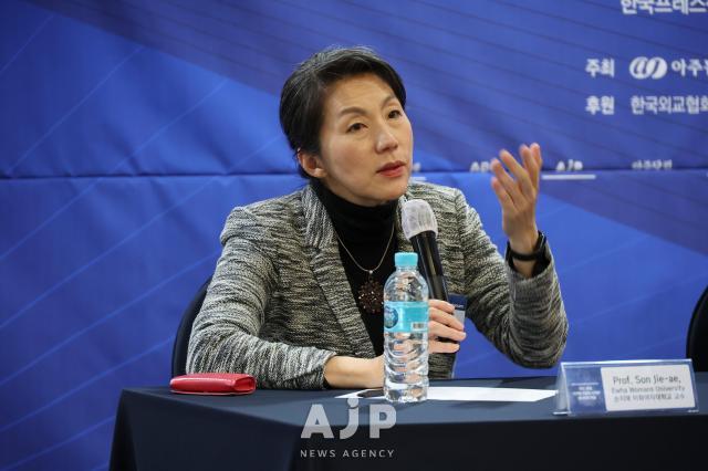 Sohn Jie-ae visiting professor at Ewha Womans University discusses the importance of face-to-face interactions for medias at