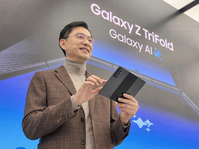  임성택 삼성전자 한국총괄 부사장이 갤럭시 Z 트라이폴드 미디어 행사에서 환영 인사를 하고 있다 사진삼성전자
