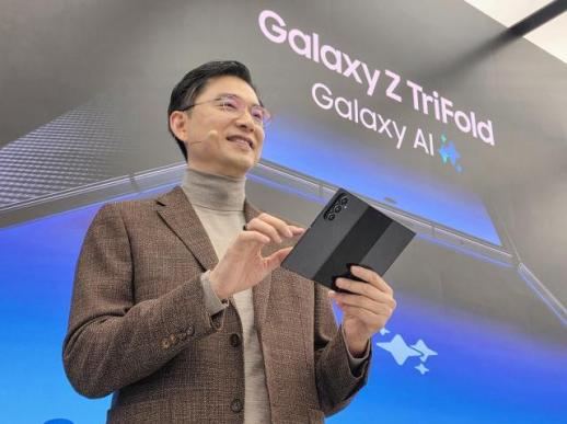 [베일 벗은 트라이폴드폰] 초격차 기술로 프리미엄 왕좌 지킨다...한·미·중 혁신 경쟁 가속