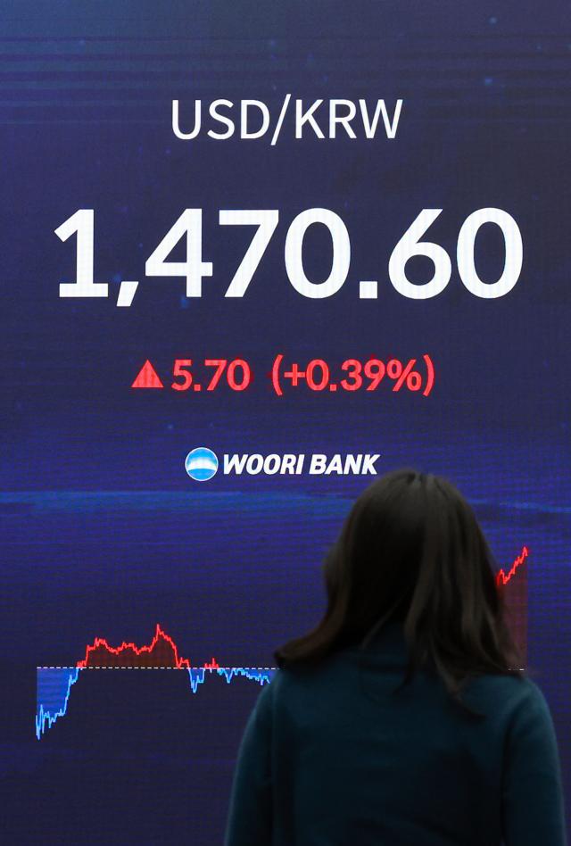 서울 중구 우리은행 본점 딜링룸에서 딜러들이 업무를 보고 있다 사진연합뉴스