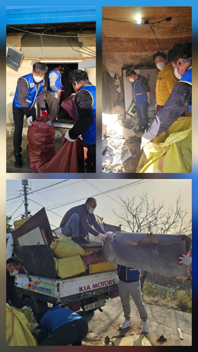동해로타리클럽이 지난 11월 29일 망상동에 거주하는 치매 독거노인 가정을 대상으로 주거환경 개선 봉사활동을 전개하고 있다 사진동해로타리클럽