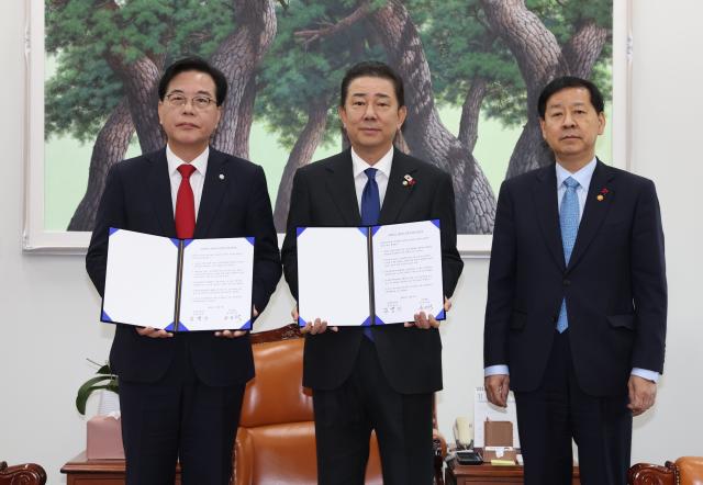 더불어민주당 김병기 원내대표가운데 국민의힘 송언석 원내대표왼쪽 구윤철 부총리 겸 기획재정부 장관이 2일 서울 여의도 국회에서 2026년도 예산안 처리를 위한 합의문에 서명을 마치고 기념 촬영하고 있다 사진연합뉴스