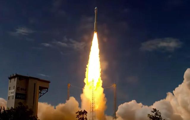 2일 남미 프랑스령 기아나 쿠루우주센터에서 아리랑 7호가 탑재된 아리안스페이스 베가-C 발사체가 우주로 향하고 있다사진연합뉴스