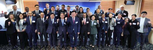 2025년 12월 2일 서울 중구에 위치한 프레스센터에서 진행된 AJP 1st Anniversary’s Forum에서 아주뉴스코퍼레이션 곽영길 회장 아주뉴스코퍼레이션 임규진 사장 한국외교협회 신봉길회장 숙명여자대학교 문시연 총장 주한오만대사관 자카리야 알 사디 대사 주한카타르대사관 칼리드 이브라힘 압둘라흐만 알하마르 대사 주한멕시코 대사관 카를로스 페냐피엘 소토 대사 주한태국대사관 타니 쌩랏 대사와 귀빈들이 기념사진을 촬영하고있다 AJP 한준구 jungu141298ajupresscom