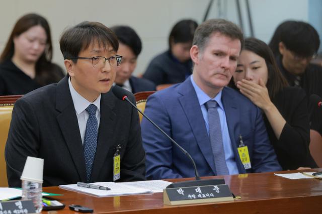 박대준 쿠팡 대표이사왼쪽가 2일 오전 서울 여의도 국회 과학기술정보방송통신위원회에서 열린 쿠팡 침해사고 관련 현안 질의에 출석해 의원질의에 답하고 있다 20251202사진유대길 기자 dbeorlf123ajunewscom 