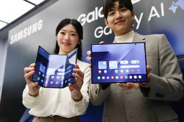 2일 서울 삼성 강남에서 열린 삼성전자 갤럭시Z 트라이폴드 출시 미디어데이에서 갤럭시Z 트라이폴드가 공개됐다 사진삼성전자