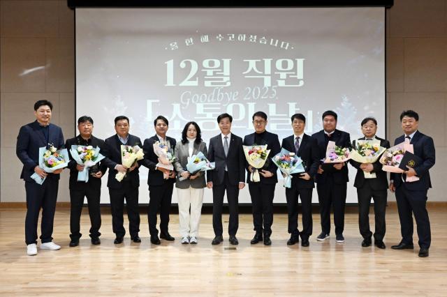 지난 1일 경상남도 밀양시 밀양시청 대강당에서 열린 ‘밀양시 우수기업 표창 수여식’에서 풀무원샘물 밀양공장 이성용 공장장오른쪽 네 번째이 밀양시 안병구 밀양시장오른쪽 여섯 번째 및 밀양시 우수기업 표창을 받은 기업기관 대표자들과 기념 촬영을 하고 있다 사진풀무원샘물