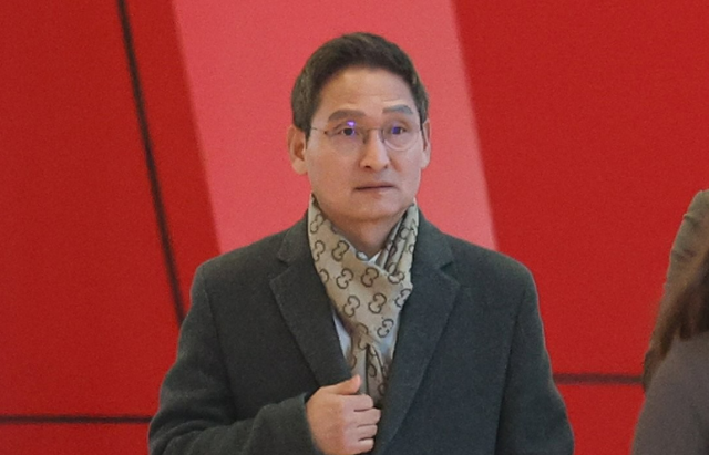 건진법사 관봉권 띠지 분실 의혹과 쿠팡 퇴직금 불기소 외압 의혹 수사를 맡게 된 안권섭 상설특별검사가 지난달 17일 서울 여의도 사무실에서 나오는 모습 사진연합뉴스