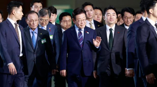 이재명 대통령이 2일 경기 고양시 킨텍스에서 열린 제22기 민주평화통일자문회의 출범회의에 이해찬 수석부의장왼쪽 두번째과 입장하고 있다 사진연합뉴스