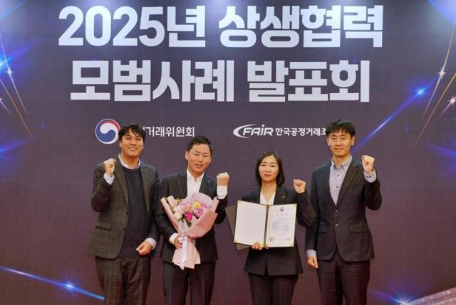 황자영 롯데웰푸드 컴플라이언스 부문장가운데 오른쪽과 롯데웰푸드 준법경영팀 관계자들이 ‘공정거래협약 이행평가 최우수 기업’ 표창을 수상했다 사진롯데웰푸드 