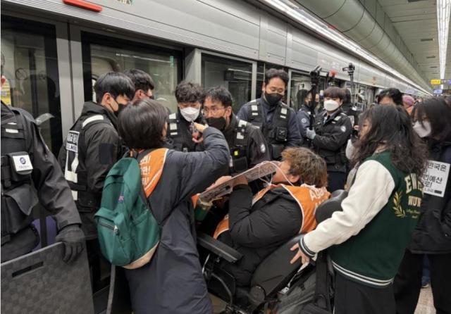 서울 지하철 5호선 광화문역에서 탑승 시위 중인 전장연 활동가들 사진연합뉴스