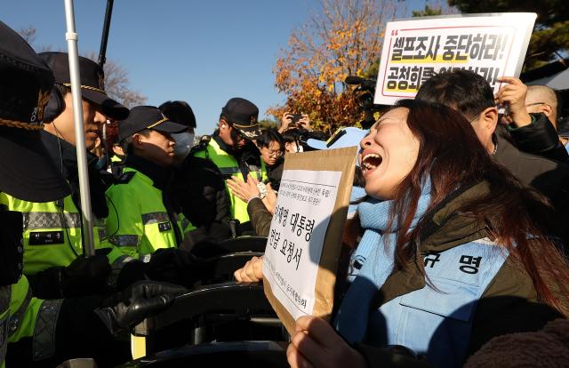 12·29 무안공항 제주항공 여객기참사 유가족협의회가 지난 1일 서울 용산구 대통령실 앞에서 연 '공청회 및 중간발표 중단 촉구' 기자회견에서 참가자들이 이재명 대통령 면담 요청서를 전달하기 위해 이동하던 중 경찰과 대치하고 있다. [사진=연합뉴스]