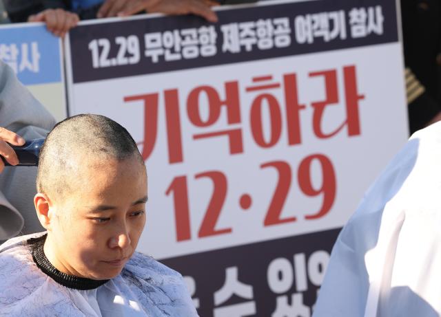 12·29 무안공항 제주항공 여객기참사 유가족협의회가 1일 서울 용산구 대통령실 앞에서 연 '공청회 및 중간발표 중단 촉구' 기자회견에서 유가족들이 삭발을 하고 있다. [사진=연합뉴스]