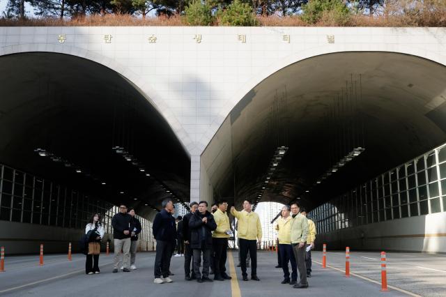정명근 화성특례시장이 현장에서 정구언 제1부시장 등 관계공무원에게 동탄숲 생태터널 안전 확보 관련 지시사항을 하달하고 있다 사진화성시