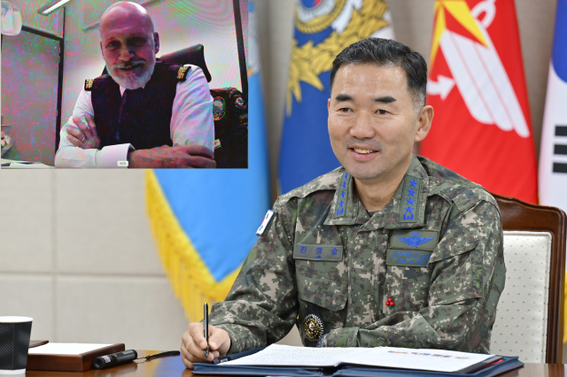 진영승 합참의장이 2일 주세페 카보 드라고네 NATO 군사위원장과 공조통화를 실시하며 군사협력 증진방안을 논의하고 있다 사진합동참모본부
