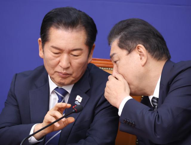 더불어민주당 정청래 대표와 김병기 원내대표가 1일 서울 여의도 국회에서 열린 최고위원회의에서 대화하고 있다 사진연합뉴스