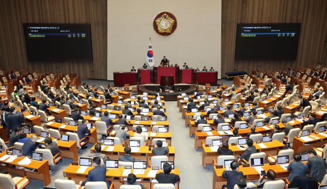 지난달 27일 국회 본회의에서 국가인권위원회 위원김학자 조숙현 추천안이 통과되고 있다 사진연합뉴스