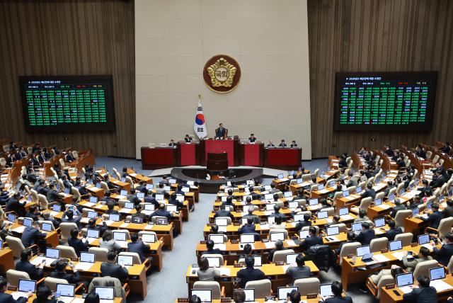 예산안 처리 법정 시한인 2일 국회 본회의에서 2026년도 예산안에 대한 수정안이 찬성 248인 반대 8인 기권 6인으로 가결되고 있다사진연합뉴스