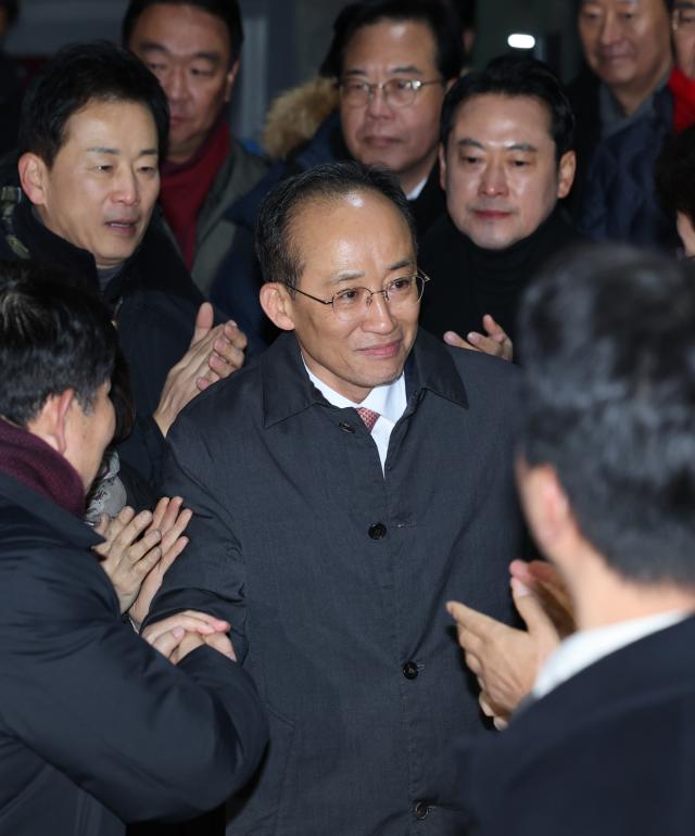 12·3 비상계엄 당시 의원들의 계엄 해제 표결 참여를 방해한 혐의를 받는 국민의힘 추경호 의원이 3일 구속영장이 기각돼 경기도 의왕 서울구치소를 나서고 있다 사진연합뉴스