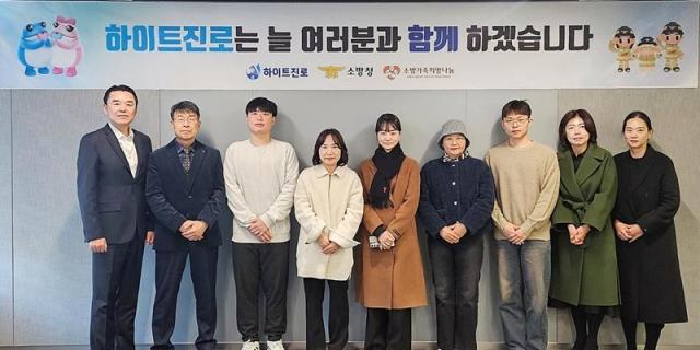 하이트진로는 지난 2일 서초동 본사에서 하이트진로 김인규 대표와 소방공무원 유가족이 참석한 가운데 총 16가구에 노부모 생계비 순직 인정 소송비 긴급 생계비 등 지원금을 전달했다 사진하이트진로 