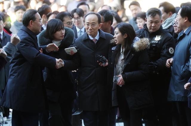 추경호 국민의힘 의원이 2일 구속영장 실질 심사를 위해 법원에 도착해 기자들과 이야기를 나누고 있다 사진연합뉴스