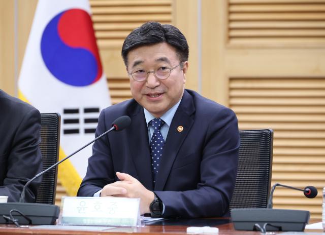 윤호중 행정안전부 장관이 20일 서울 여의도 국회 의원회관에서 열린 사회연대경제 성장 촉진을 위한 당정대협의회에서 발언하고 있다 사진연합뉴스