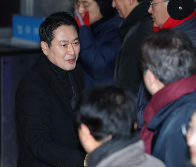 장동혁 국민의힘 대표가 3일 구속 영장이 기각된 추경호 의원을 만나기 위해 경기도 의왕 서울구치소를 찾아 의원들과 인사를 나누고 있다 사진연합뉴스