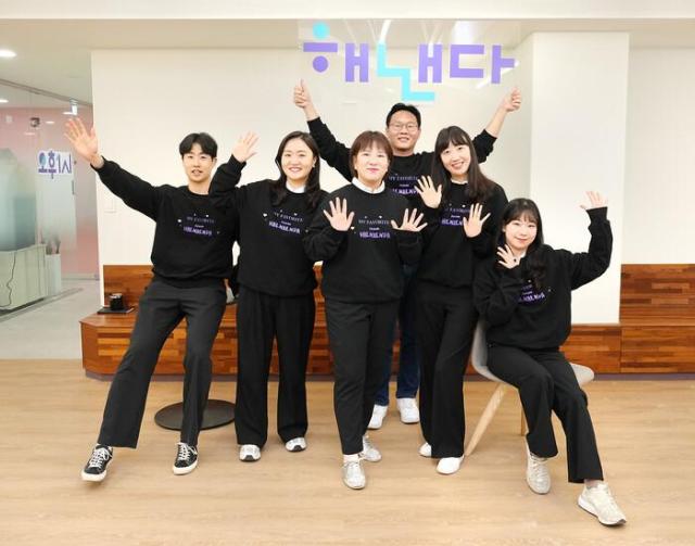 교보생명 사내벤처팀에서 시작한 해낸다컴퍼니가 처음으로 분사해 창업 기업으로 새롭게 출발한다 강문영 해낸다컴퍼니 대표중앙를 비롯한 팀원들이 기념사진을 촬영하고 있다 사진교보생명