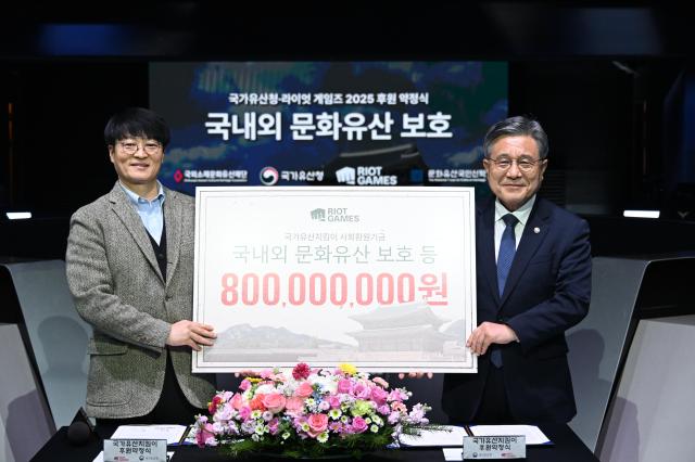 허민 국가유산청장오른쪽과 조혁진 라이엇 게임즈 코리아 대표가 지난 2일 서울 롤파크에서 국가유산 보호를 위한 후원약정 체결 후 기념촬영하고 있다 사진국가유산청 