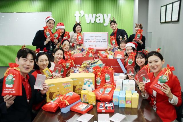 지난 2일 티웨이항공 훈련센터에서 진행된 티웨이 산타 행사 준비에서 티웨이항공 임직원 봉사자들이 아동·청소년들에게 전달할 연말 선물 키트를 포장 중이다 사진티웨이항공