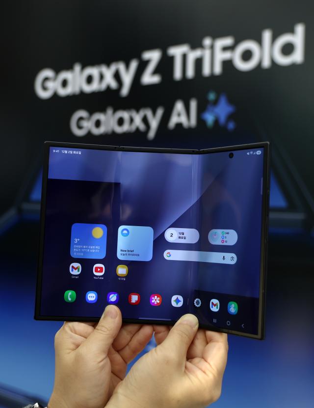 Samsungs double-folding smartphone raises stakes in global foldable phone race
