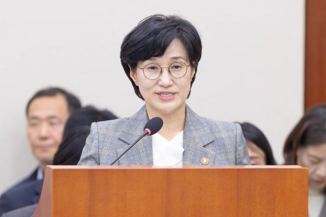 원민경 성평등가족부 장관이 지난달 11일 오후 서울 여의도 국회에서 열린 성평등가족위원회 전체회의에서 내년도 예산안 제안설명을 하고 있다 사진유대길 기자 dbeorlf123ajunewscom