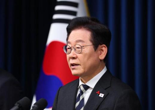 Lee hails citizens courage on first anniversary of martial law debacle