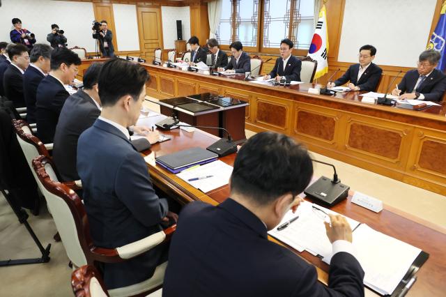 김민석 국무총리가 3일 서울 종로구 정부서울청사에서 열린 노동안전 현안 점검회의에서 발언하고 있다 사진연합뉴스