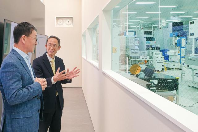 황기연 한국수출입은행장오른쪽이 2일 경기 평택시에 위치한 원익IPS 본사에서 안태혁 원익IPS 대표와 반도체 장비 공정에 대해 이야기를 나누고 이싿 사진수은