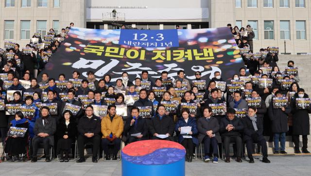 더불어민주당 정청래 대표가 3일 서울 여의도 국회 본청 계단에서 열린 123 내란 저지 1년 현장 최고위원회의에서 발언하고 있다사진연합뉴스