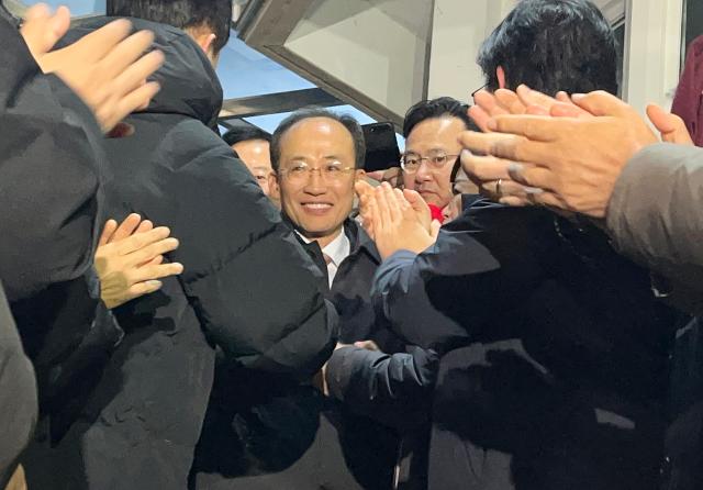 12·3 비상계엄 당시 의원들의 계엄 해제 표결 참여를 방해한 혐의를 받는 국민의힘 추경호 의원이 구속영장이 기각돼 3일 경기도 의왕 서울구치소를 나오고 있다 사진연합뉴스