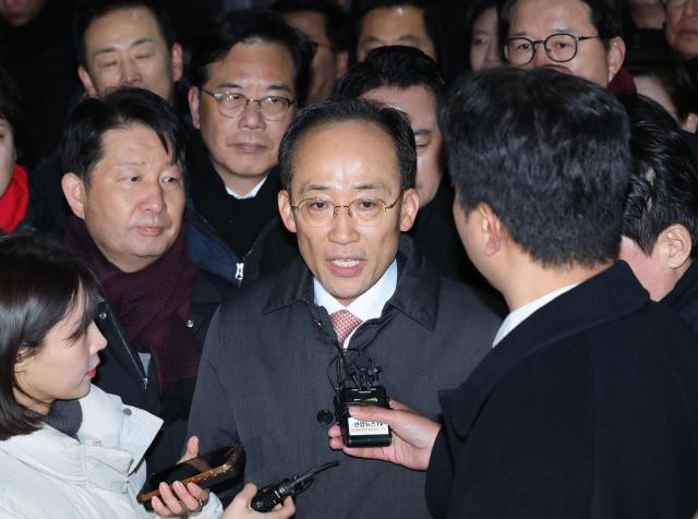 12·3 비상계엄 당시 의원들의 계엄 해제 표결 참여를 방해한 혐의를 받는 국민의힘 추경호 의원이 3일 구속영장이 기각돼 경기도 의왕 서울구치소를 나서며 취재진에 발언하고 있다 사진연합뉴스