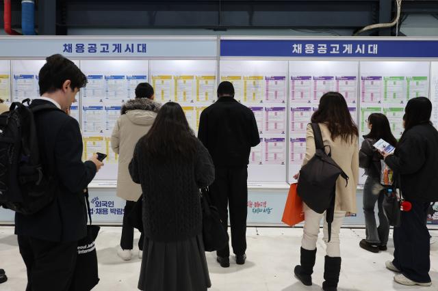 지난달 20일 서울 강남구 SETEC에서 열린 2025 외국인 취업·채용 박람회를 찾은 구직자들이 채용공고 게시대를 살펴보고 있다 사진연합뉴스