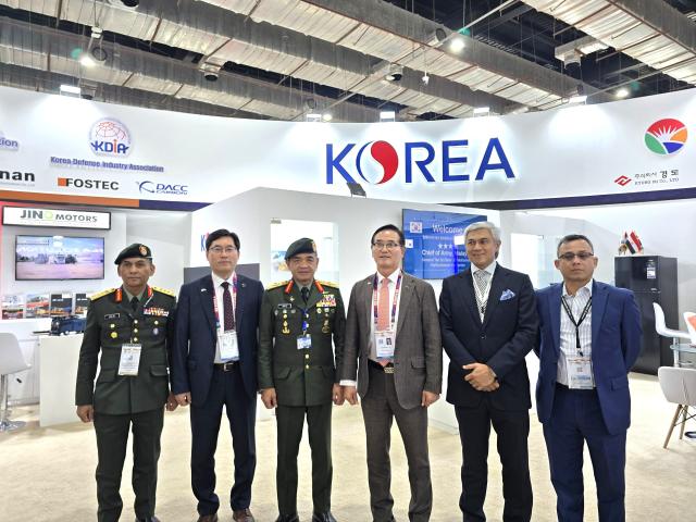 모하매드 하피 주딘 빈 잔탄 말레이시아 육군참모총장이 중소기업관을 방문한 모습 방진회는 이집트 국방부·공군을 비롯해 사우디아라비아 등 총 14개국 26개 정부대표단을 초청해 참가 기업의 B2G 비즈니스 상담을 적극 지원했다 사진한국방위산업진흥회