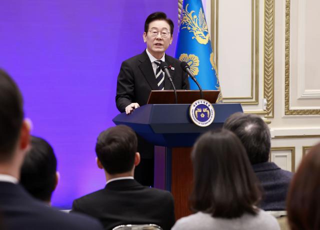 이재명 대통령이 3일 청와대 영빈관에서 열린 새롭게 선 민주주의 그 1년 외신 기자회견에서 답변하고 있다사진연합뉴스