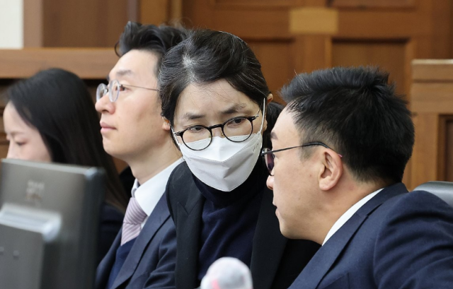 김건희 여사가 3일 오전 서울 서초구 서울중앙지방법원에서 열린 자본시장법 위반 혐의 결심 공판에 출석 변호인과 대화하고 있다 사진연합뉴스